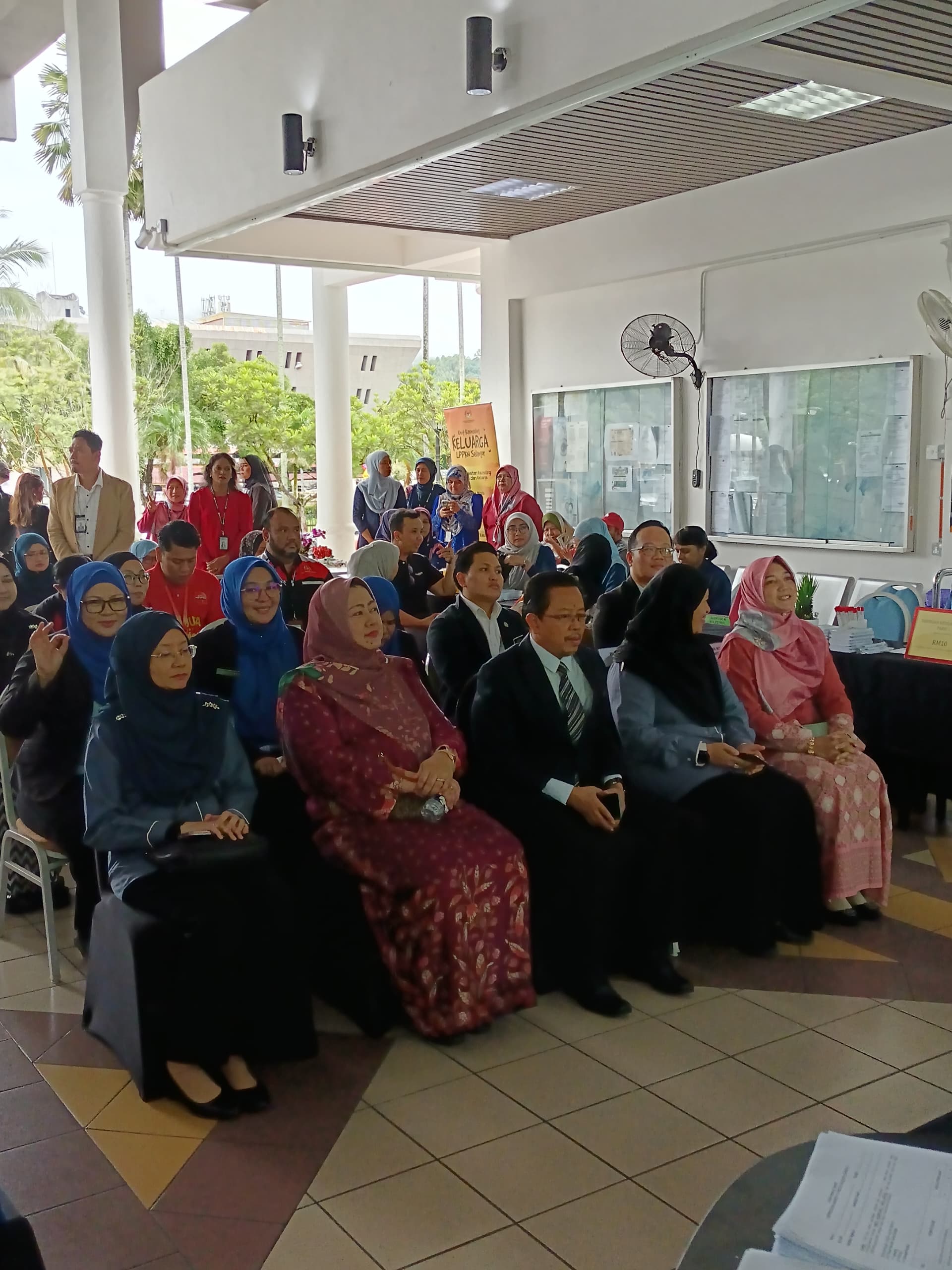 HARI BERSAMA AKRAB