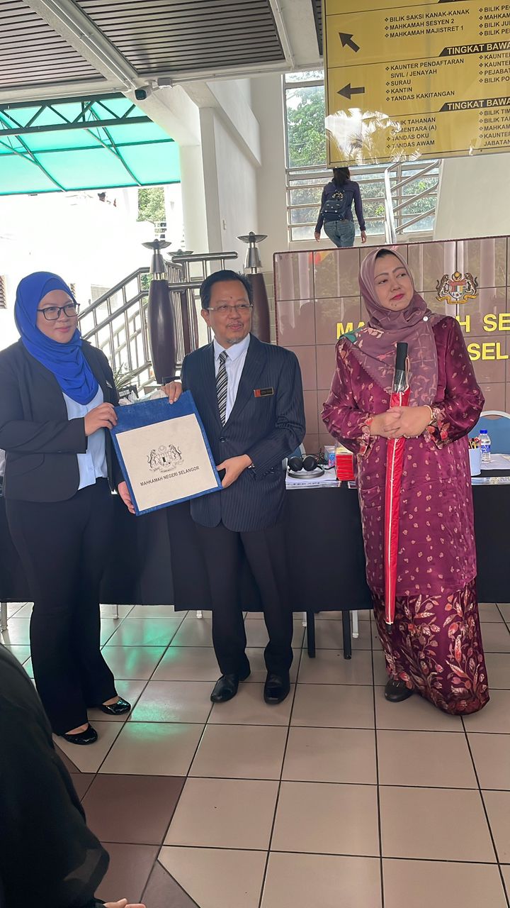 HARI BERSAMA AKRAB