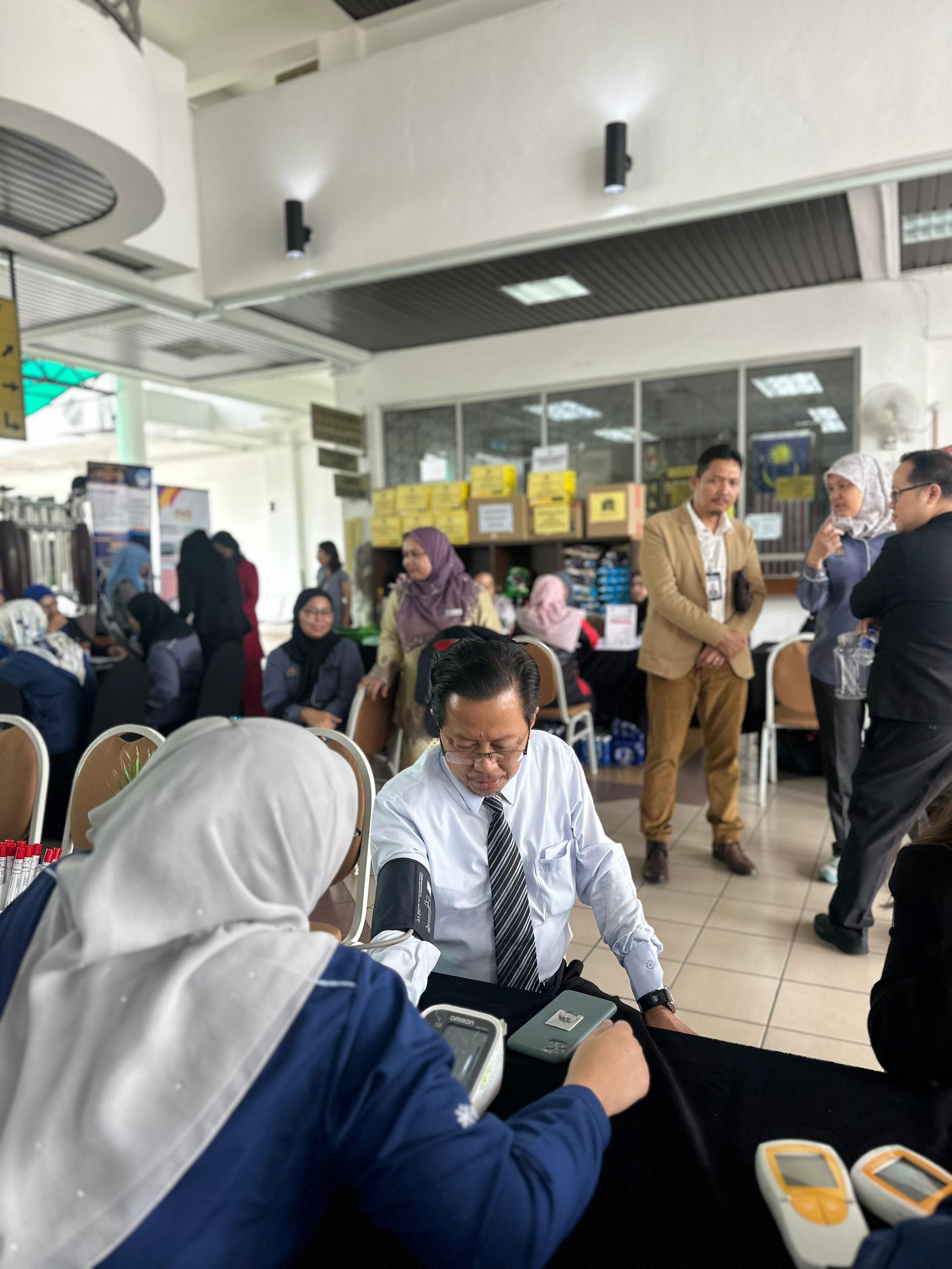 HARI BERSAMA AKRAB