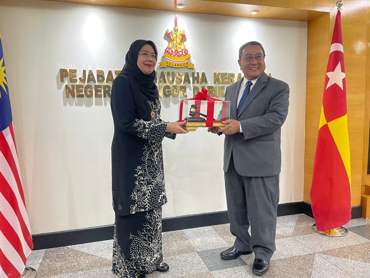PEJABAT SUK
